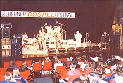 1983 Festival mit bunt zusammengewürfelter PA